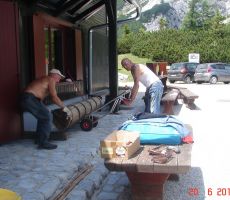 Težaško delo sta opravljala Milan in Maks.